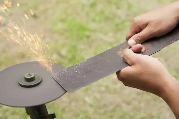 How-to-Use-a-Bench-Grinder-to-Sharpen-Lawn-Mower-Blades