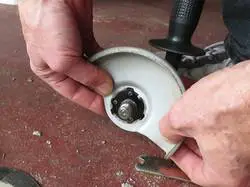 Remove-Grinder-Wheel-Without-Tool